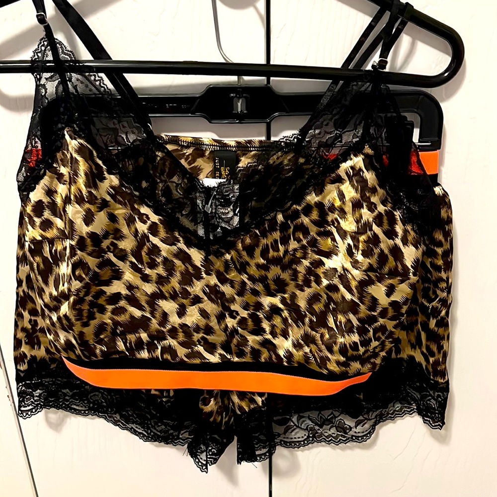 Sexy cheetah 2 piece lingerie set from Windsor. It is a size medium.
